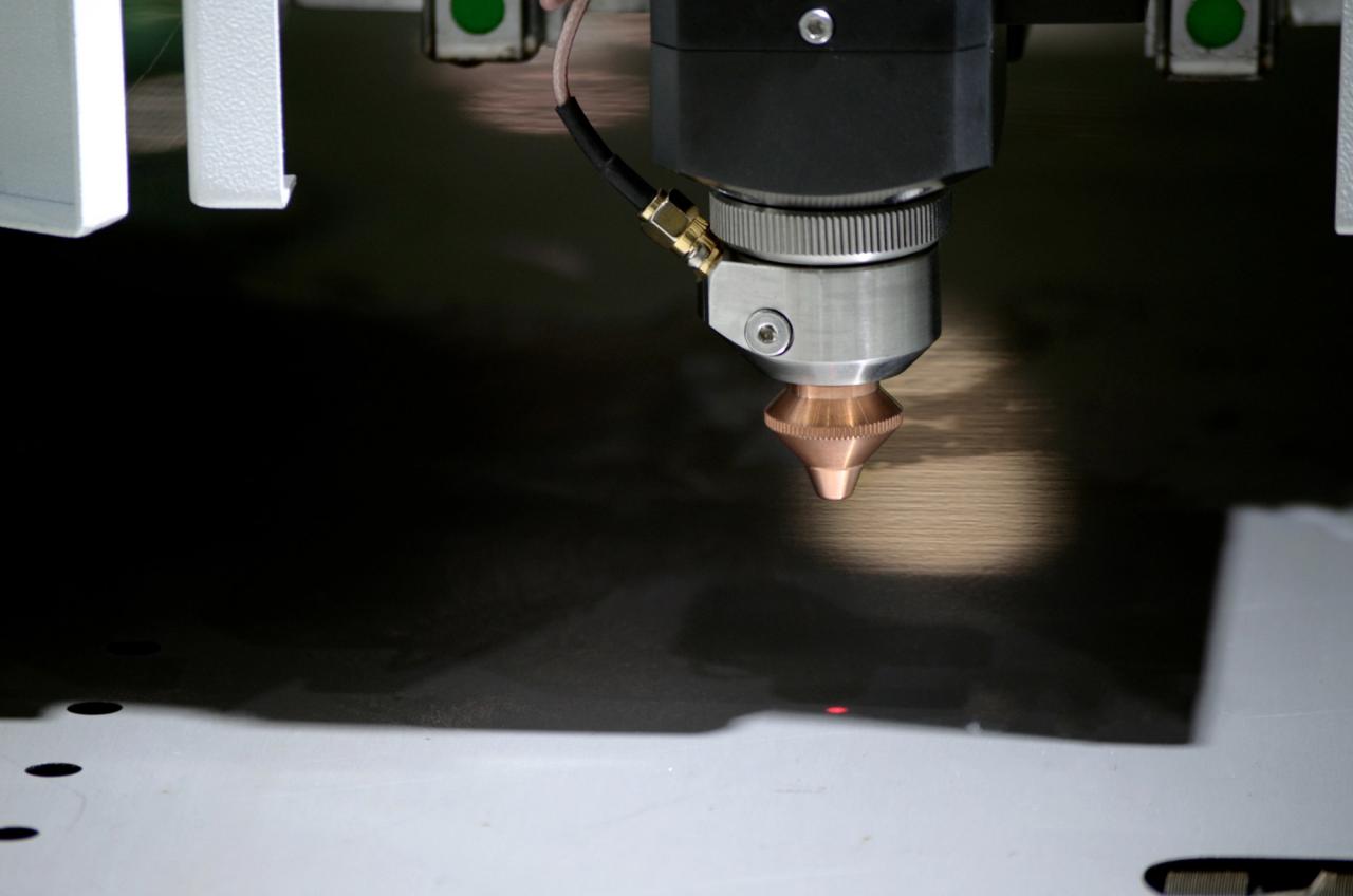 1500*3000mm 500w Racuys Or Ipg Fiber Laser Cutting Machine دستگاه برش لیزر فیبر 1500 * 3000 میلی متر 500 وات Racuys یا Ipg