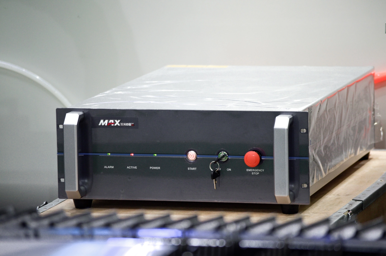 1500*3000mm 500w Racuys Or Ipg Fiber Laser Cutting Machine دستگاه برش لیزر فیبر 1500 * 3000 میلی متر 500 وات Racuys یا Ipg