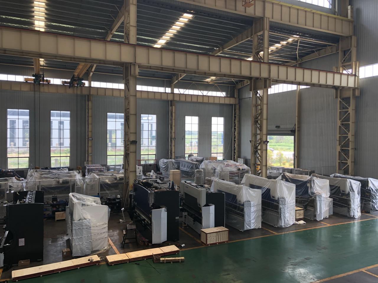 16mm Hydraulic Guillotine Shearing Machine For Sheet Metal Cutting 6 Meters دستگاه برش گیوتین هیدرولیک 16 میلی متری برای برش ورق فلز 6 متر