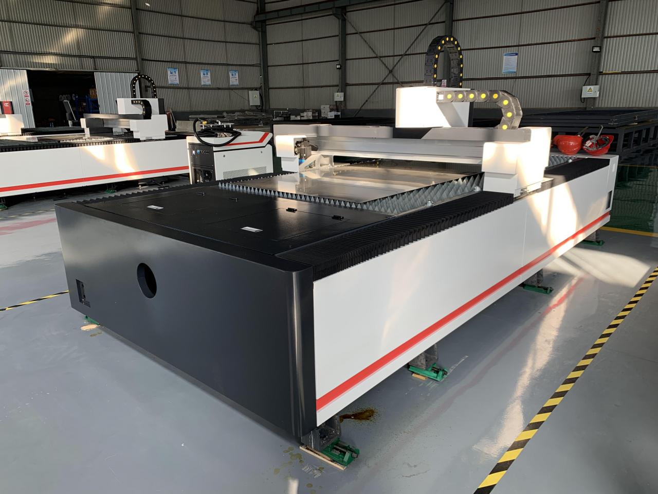 1kw 1.5kw 2kw Fiber Laser Cutting Machine For Metal Sheet Cutting 3000x1500mm دستگاه برش لیزر فیبر 1kw 1.5kw 2kw برای برش ورق فلز 3000x1500mm