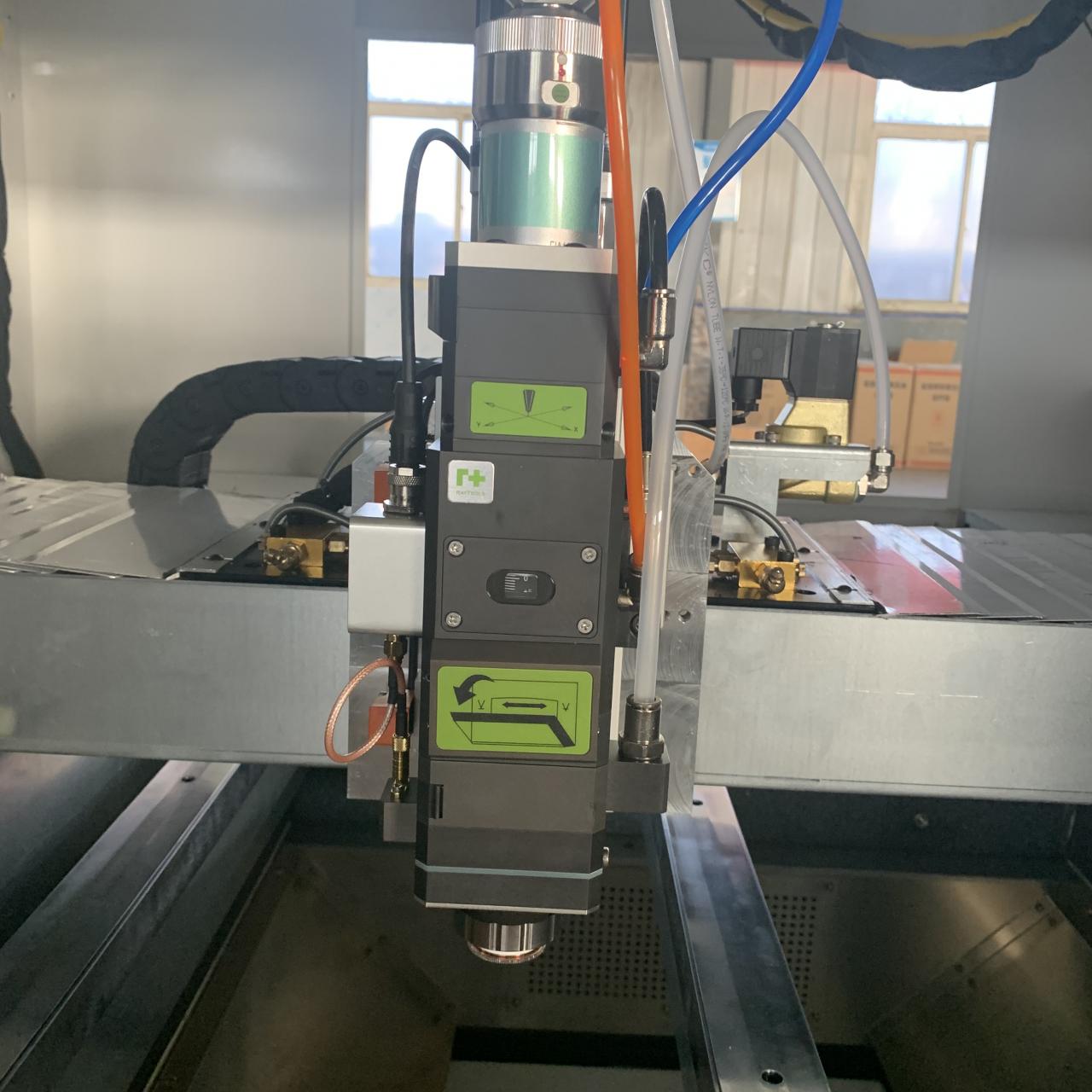 1kw 2kw Good Price Fiber Laser Cutting Machine For Sheet Metal دستگاه برش لیزر فیبر 1 کیلو وات 2 کیلووات قیمت مناسب برای ورق فلز