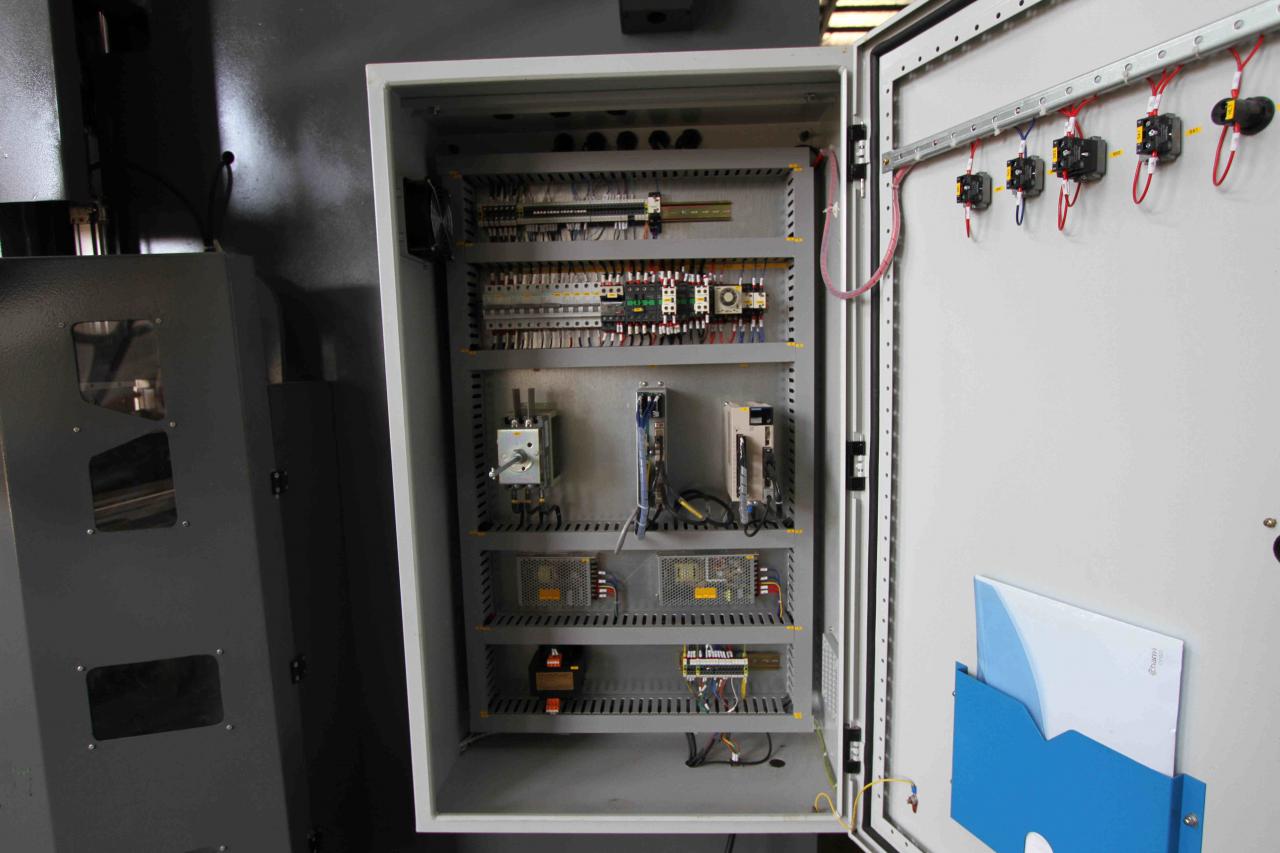 ماشین ترمز پرس هیدرولیک 200t 300t استاندارد صنعتی ترمز Cnc