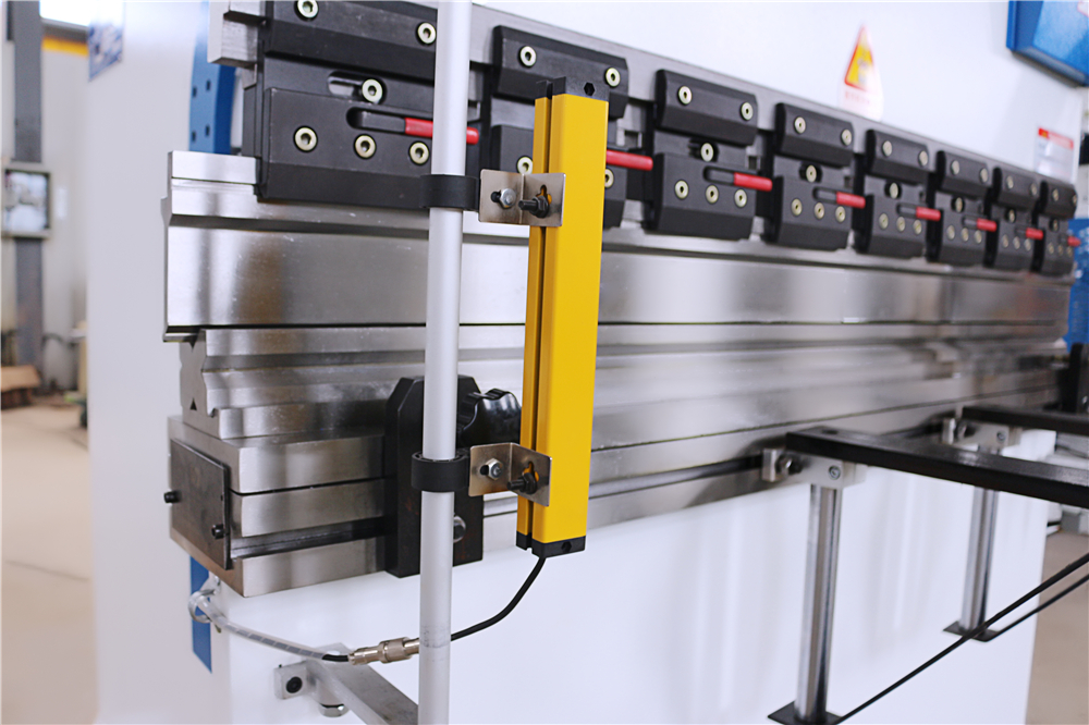 3+1 Axis Cnc Hydraulic Press Brake With Esa System ترمز پرس هیدرولیک Cnc 3+1 محور با سیستم Esa