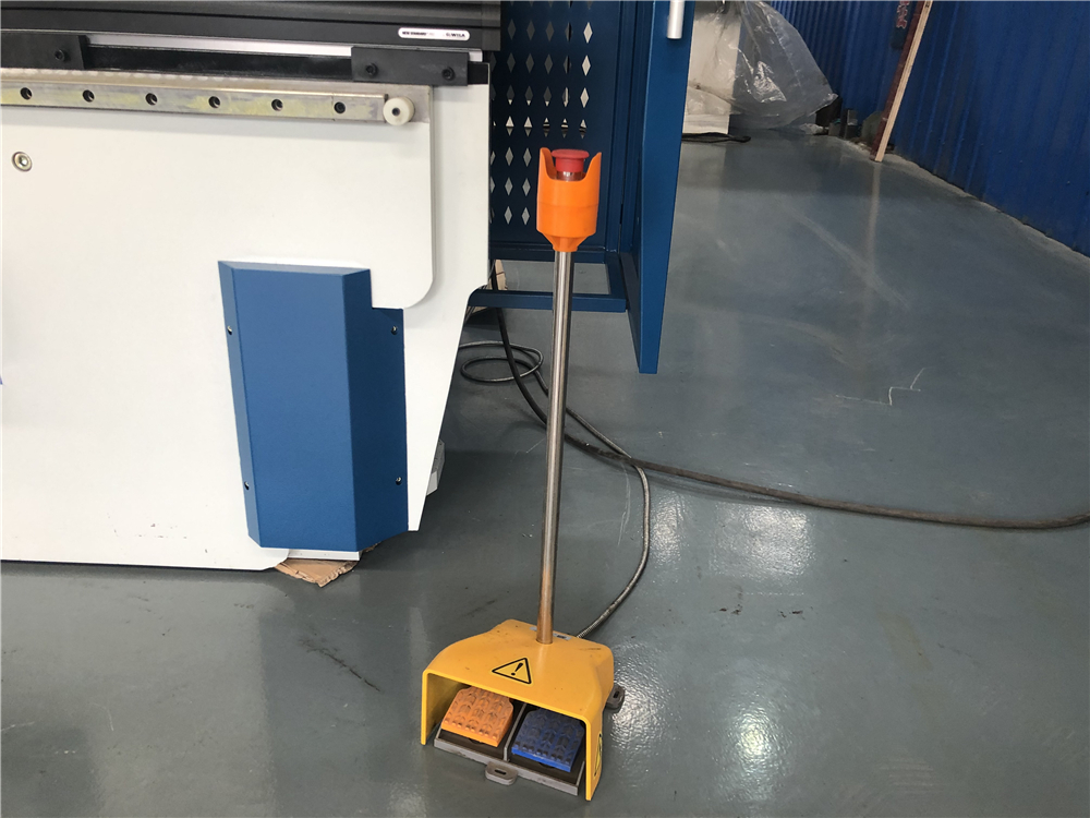 3+1 Axis Cnc Hydraulic Press Brake With Esa System ترمز پرس هیدرولیک Cnc 3+1 محور با سیستم Esa