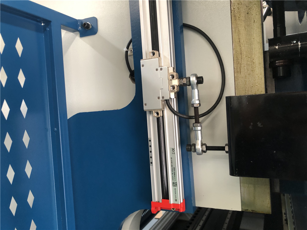 3+1 Axis Cnc Hydraulic Press Brake With Esa System ترمز پرس هیدرولیک Cnc 3+1 محور با سیستم Esa