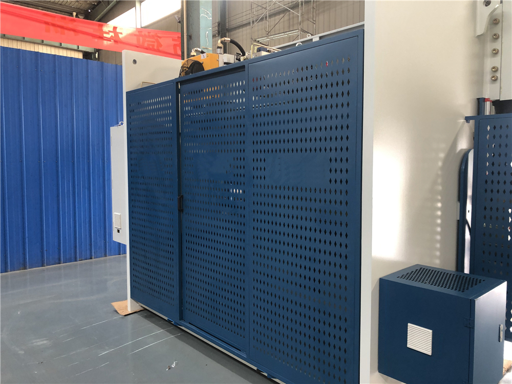 3+1 Axis Cnc Hydraulic Press Brake With Esa System ترمز پرس هیدرولیک Cnc 3+1 محور با سیستم Esa