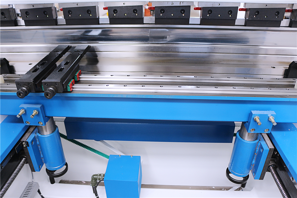 3+1 Axis Cnc Hydraulic Press Brake With Esa System ترمز پرس هیدرولیک Cnc 3+1 محور با سیستم Esa