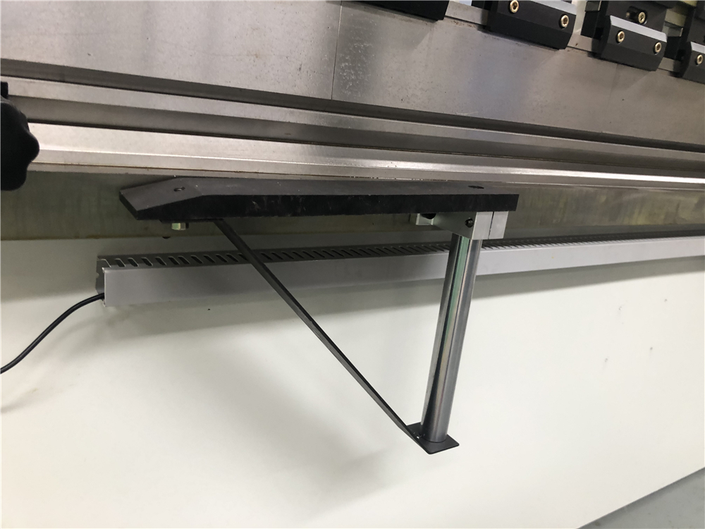 3+1 Axis Cnc Hydraulic Press Brake With Esa System ترمز پرس هیدرولیک Cnc 3+1 محور با سیستم Esa