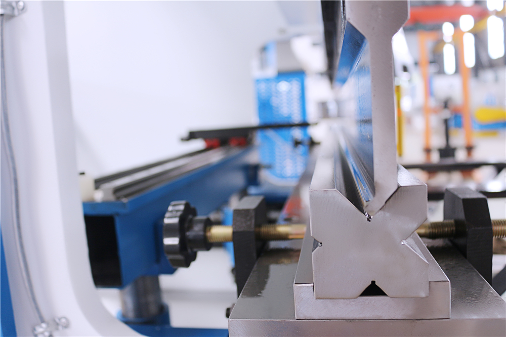 3+1 Axis Cnc Hydraulic Press Brake With Esa System ترمز پرس هیدرولیک Cnc 3+1 محور با سیستم Esa