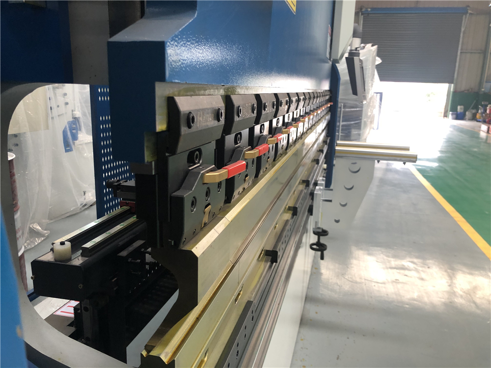 3+1 Axis Cnc Hydraulic Press Brake With Esa System ترمز پرس هیدرولیک Cnc 3+1 محور با سیستم Esa