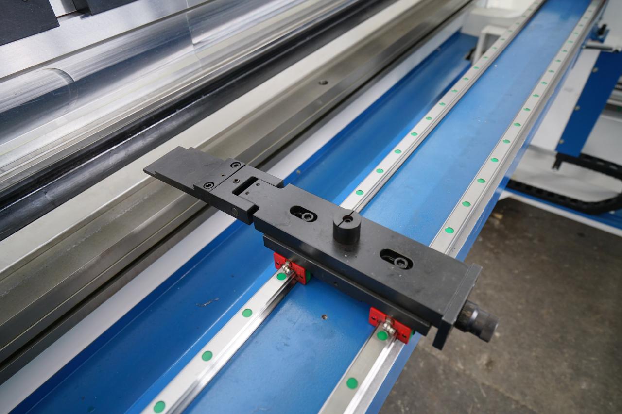 4 Axis Cnc Tandem Press Brake With Delem Da58t 2d Graphical Controller پرس ترمز پشت سر هم Cnc 4 محور با کنترل گرافیکی Delem Da58t 2d