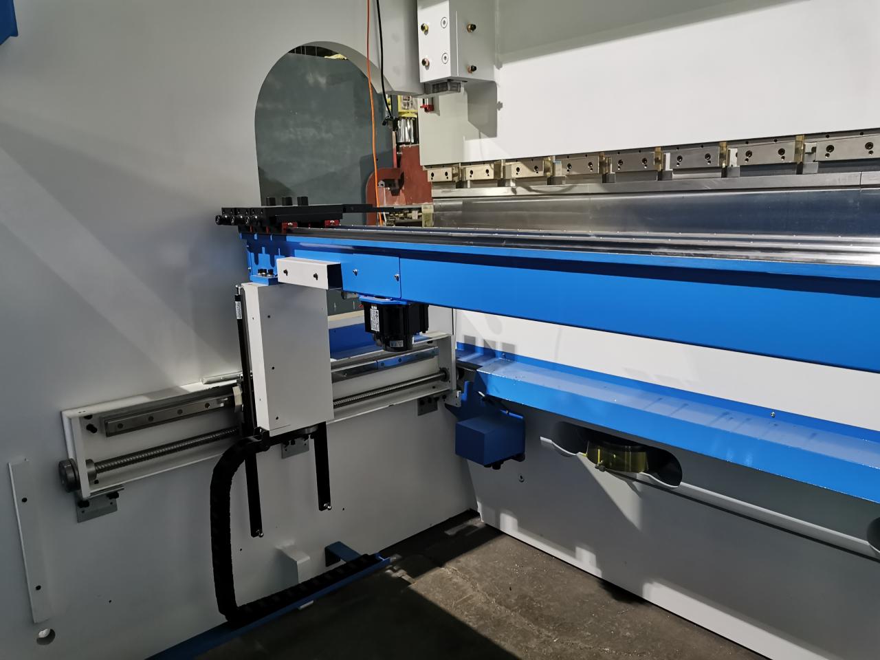 4 Axis Cnc Tandem Press Brake With Delem Da58t 2d Graphical Controller پرس ترمز پشت سر هم Cnc 4 محور با کنترل گرافیکی Delem Da58t 2d