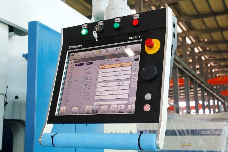 4 Axis Cnc Tandem Press Brake With Delem Da58t 2d Graphical Controller پرس ترمز پشت سر هم Cnc 4 محور با کنترل گرافیکی Delem Da58t 2d