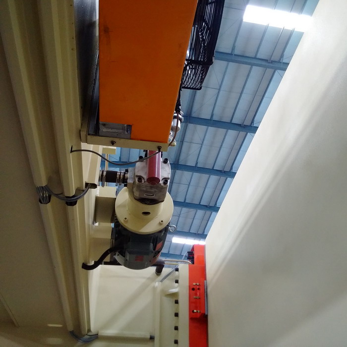 4 Axis Cnc Tandem Press Brake With Delem Da58t 2d Graphical Controller پرس ترمز پشت سر هم Cnc 4 محور با کنترل گرافیکی Delem Da58t 2d