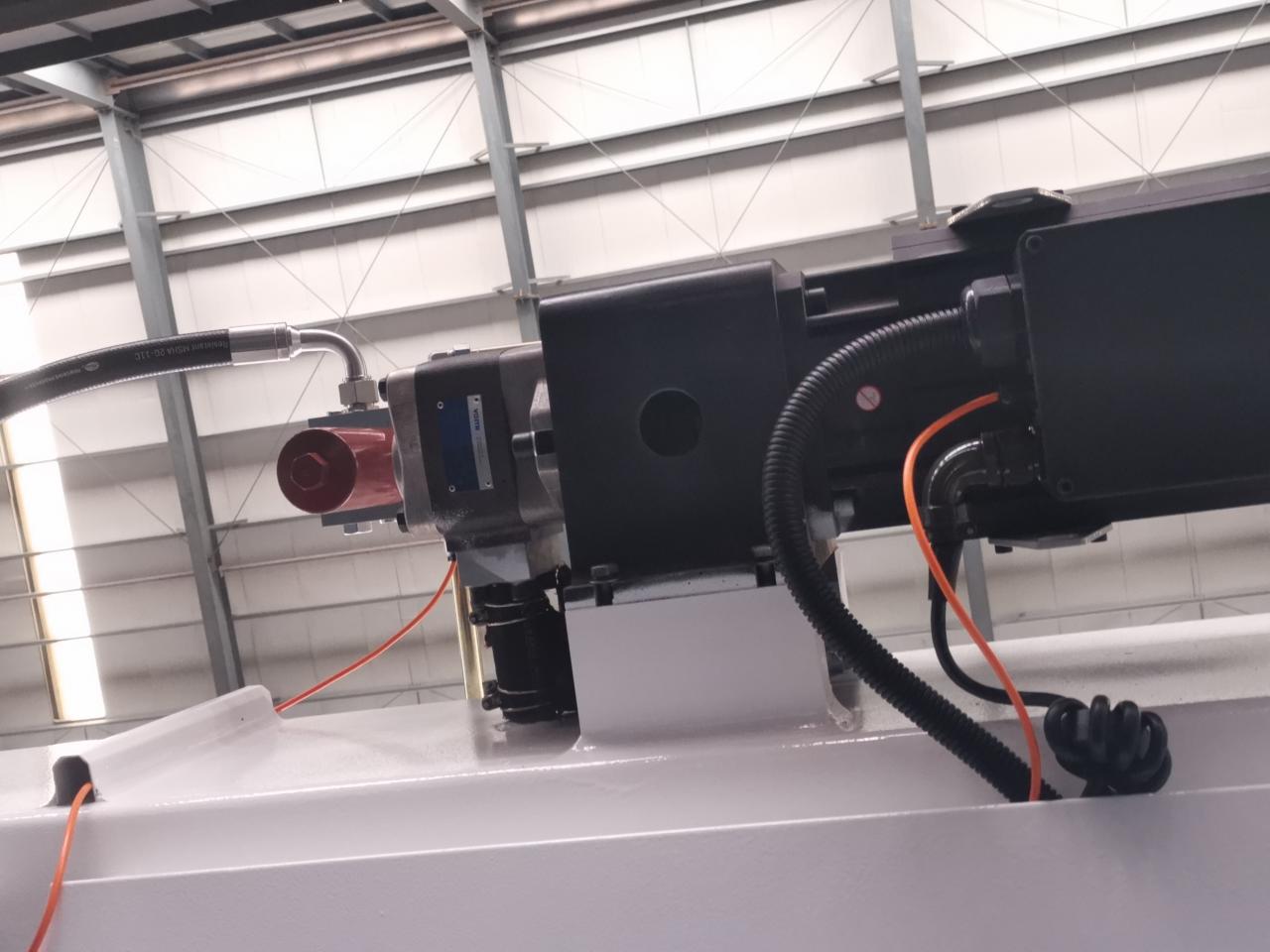 4 Axis Cnc Tandem Press Brake With Delem Da58t 2d Graphical Controller پرس ترمز پشت سر هم Cnc 4 محور با کنترل گرافیکی Delem Da58t 2d