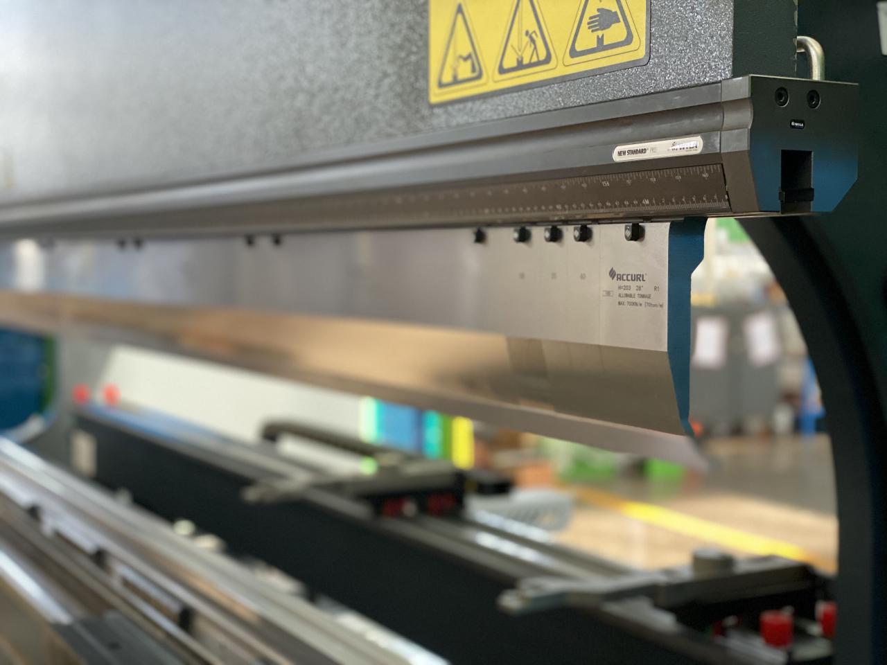 China 220t Cnc Bending Machine 6+1 Axis Hydraulic Press Brake Price قیمت دستگاه خم کن پرس هیدرولیک 6+1 محور چین 220 تن