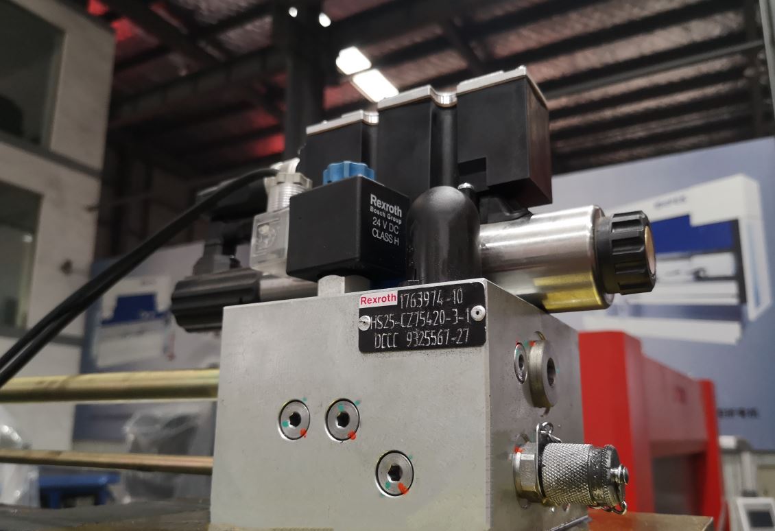 Delem Da66t 125 3+1 4+1 6+1 8+1 Cnc Hydraulic Press Brake For Metal Plate Bending Delem Da66t 125 3+1 4+1 6+1 8+1 CNC پرس هیدرولیک ترمز برای خم شدن صفحه فلزی