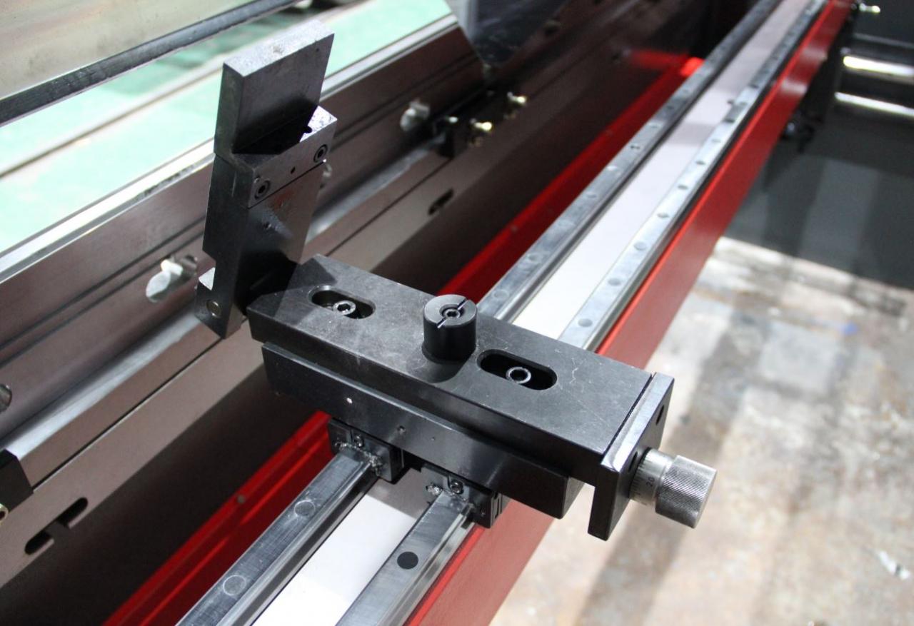 Delem Da66t 125 3+1 4+1 6+1 8+1 Cnc Hydraulic Press Brake For Metal Plate Bending Delem Da66t 125 3+1 4+1 6+1 8+1 CNC پرس هیدرولیک ترمز برای خم شدن صفحه فلزی