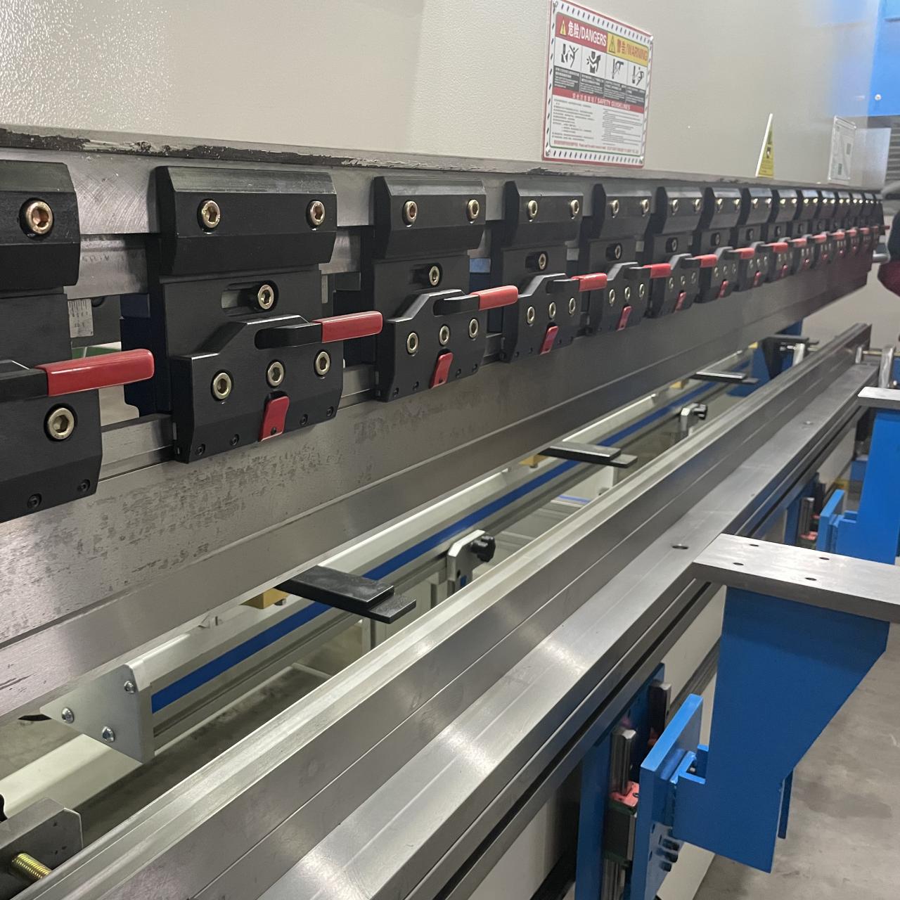 High Quality 3m Press Brake Machine Hydraulic 100 Ton For Sheet Metal Bending ماشین پرس بریک 3 متری با کیفیت بالا هیدرولیک 100 تن برای خمش ورق فلز