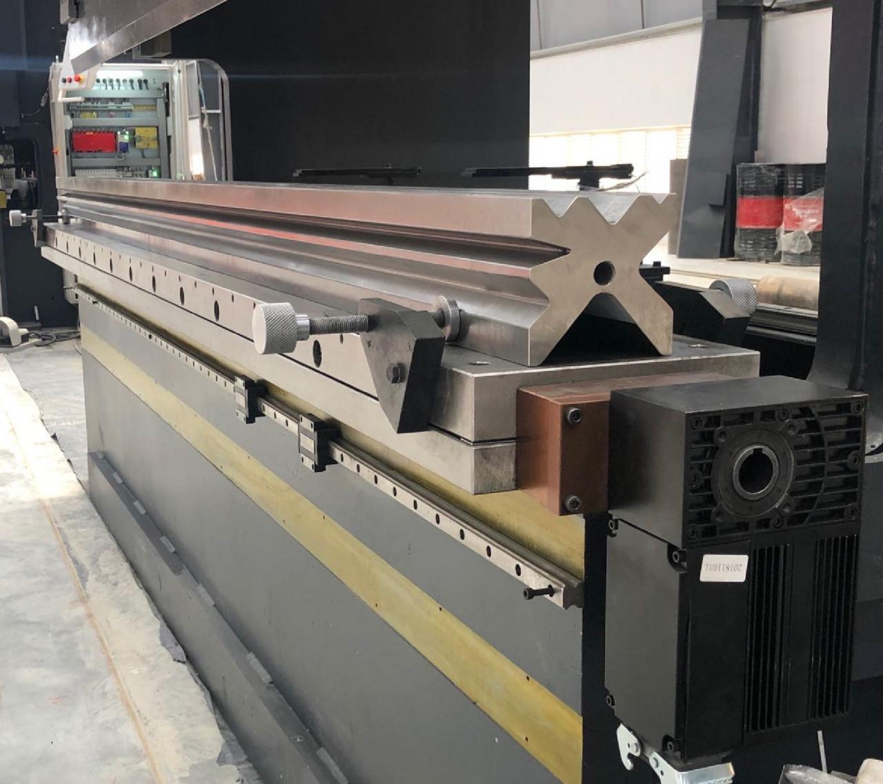 High Quality 3m Press Brake Machine Hydraulic 100 Ton For Sheet Metal Bending ماشین پرس بریک 3 متری با کیفیت بالا هیدرولیک 100 تن برای خمش ورق فلز