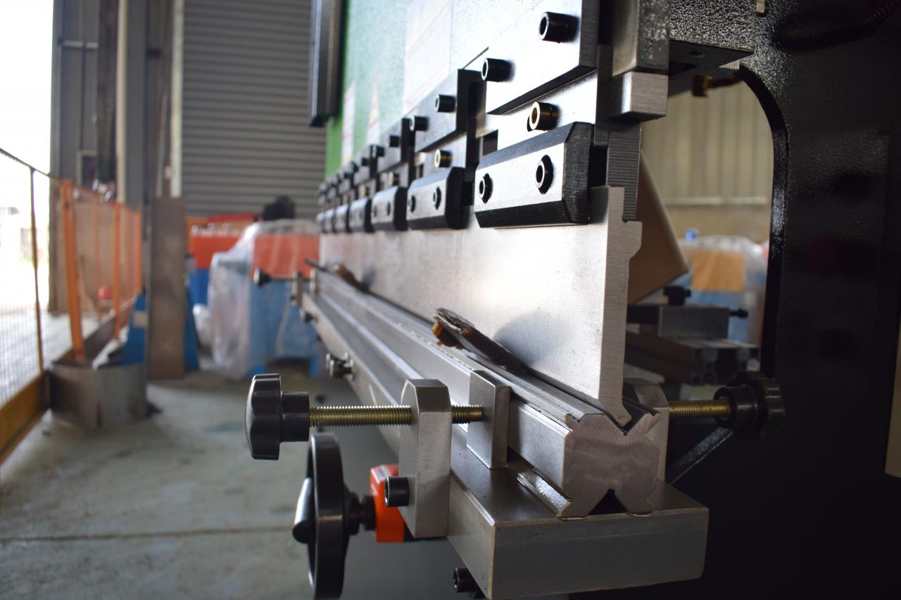 Hydraulic Sheet Metal Bending Cnc Press Brake Machine Wc67y ماشین ترمز Cnc پرس خم کن ورق هیدرولیک ورق فلزی Wc67y