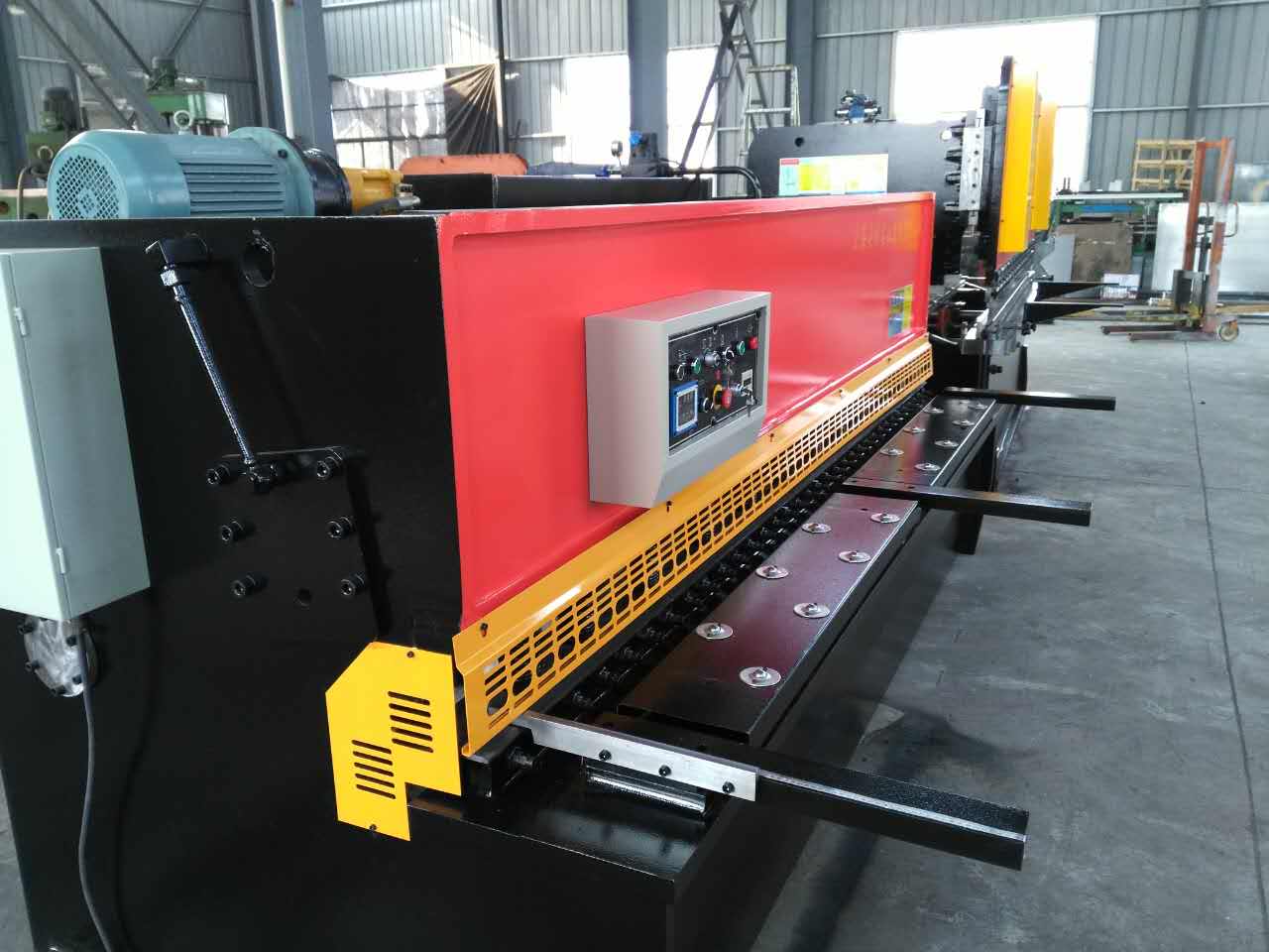 Hydraulic Swing Beam Guillotine Shears Qc12y-4x2500 قیچی هیدرولیک گیوتینی پرتو چرخشی Qc12y-4x2500