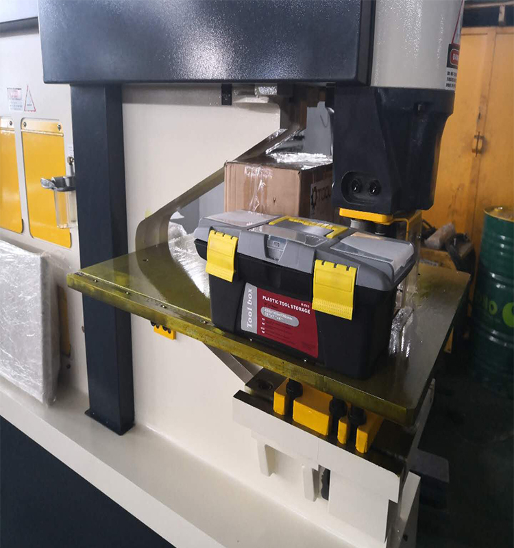 Metal Cutting Hydraulic Steelworkers Machine For Punching Cropping Notching Cutting دستگاه برش فلزات هیدرولیک فولاد کاری برای پانچ برش برش برش