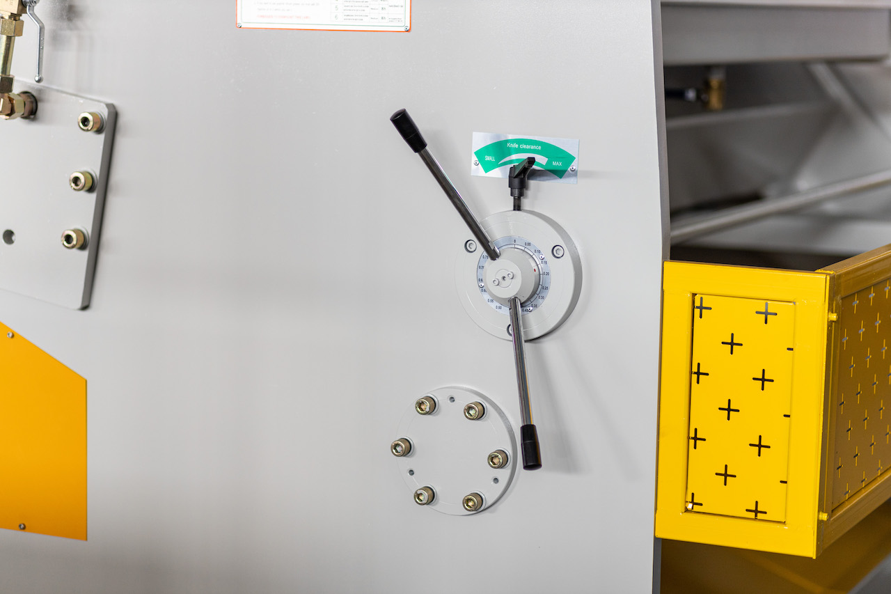 دستگاه برش ورق فلزی Qc11y 8x3200 دستگاه برش هیدرولیک ورق فولادی