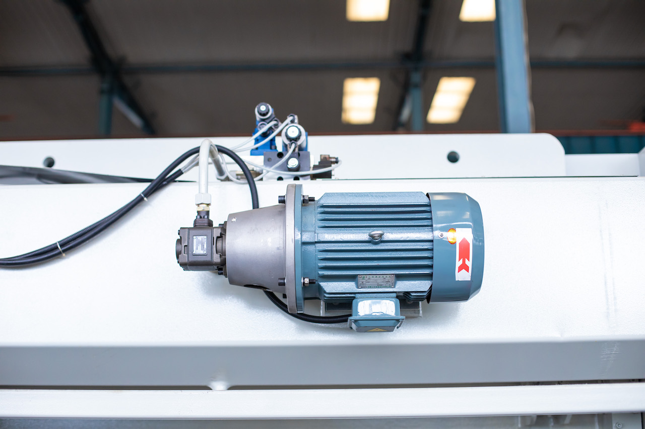 Qc11y 8x3200 Sheet Metal Shearing Machine Steel Plate Hydraulic Shearing Machine دستگاه برش ورق فلزی Qc11y 8x3200 دستگاه برش هیدرولیک ورق فولادی