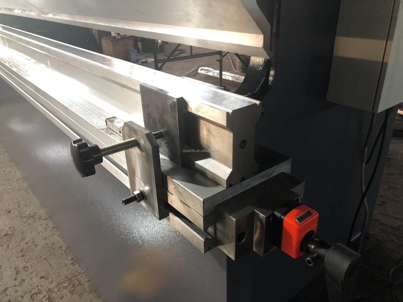 Wc67k Cnc Aluminum Iron Plate Hydraulic Press Brake Cnc Metal Sheet Bending Machine دستگاه خم کن ورق فلزی Cnc ترمز هیدرولیک ورق آلومینیومی Wc67k Cnc